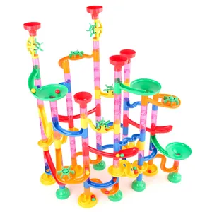 Pista per biglie colorata con scivoli e imbuti per un gioco creativo fai-da-te per bambini