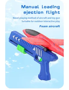 Détail d'un lanceur bleu et d'un avion en mousse EPP rouge pour le sport en plein air