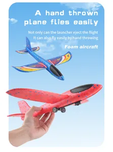 Gros plan d'avions en mousse EPP bleue et rouge pour le jeu de vol en plein air des enfants