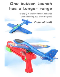 Détail d'avion en mousse bleu chargé sur un lanceur mécanique rouge, jouet de sport