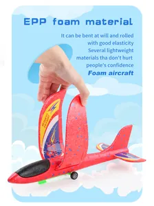 Détail d'un avion en mousse EPP rouge montrant une élasticité et une aile flexible