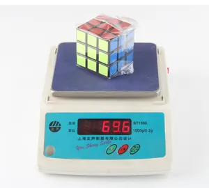 Dettaglio di un cubo magico 3x3 pesato a 69,6g in confezione di plastica chiara