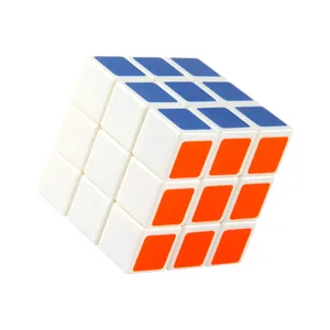 Klassischer 3x3x3 Zauberwürfel mit sanfter Drehung und bunten Stickern auf weißer Basis