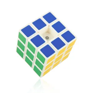 Klassischer 3x3 Zauberwürfel mit einstellbarer Schraube zeigt interne Struktur