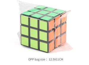 Vista dettagliata del cubo 3x3 con facce verdi e arancioni in confezione di sacchetto OPP