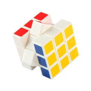 Klassischer 3x3 Zauberwürfel in Weiß mit glatter Drehung und bunten Aufklebern