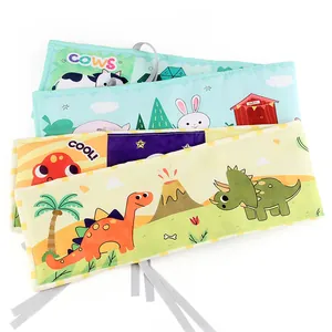Doppelseitiges Stoffbuch für Babys mit Dinosaurier- und Bauernhofmotiven für das Gitterbett