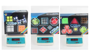 Tre set di cubi magici su bilance digitali che mostrano il peso totale