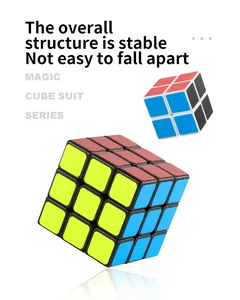 Dettaglio del set di cubi puzzle con struttura stabile e colori vivaci classici