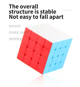 Détail d'un cube de vitesse 4x4 avec couleurs unies et coins arrondis lisses