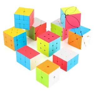Lot de cubes de vitesse éducatifs 2x2 3x3 et formes variées disposés en cœur