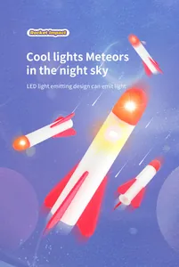 Détail de fusées en mousse LED avec ailerons rouges volant sur fond de ciel étoilé
