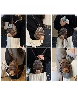 Vues multiples d'un mini sac à dos à carreaux avec un ours en peluche et fines bretelles