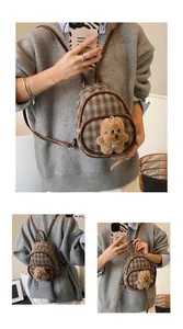 Détail du mini sac à dos à carreaux avec garniture en cuir et charm ours en peluche
