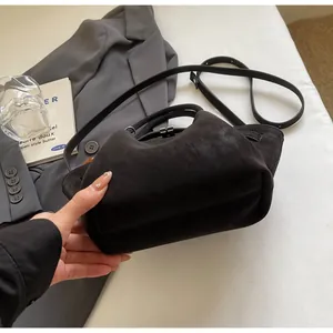 Detailansicht der schwarzen Vintage-Wildledertasche mit Bügelverschluss und Riemen