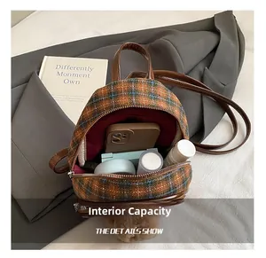 Capacité interne du mini sac à dos à carreaux avec téléphone et maquillage