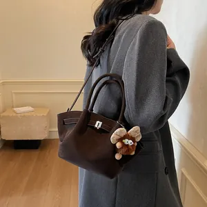Retro dunkelbraune Wildleder-Tasche mit Silberschnalle und Plüsch-Anhänger für den Alltag