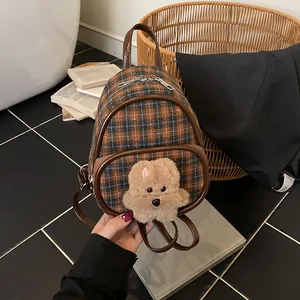 Mini sac à dos à carreaux avec breloque ours en peluche et bordure en cuir marron