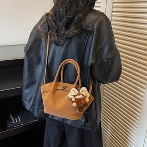 Braune Wildleder-Umhängetasche mit Plüschanhänger und verstellbarem Riemen für Damen