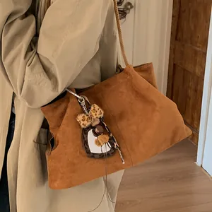 Grand sac cabas marron en daim avec pendentif léopard pour femme et usage quotidien