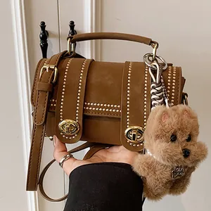 Vintage PU Leder Nieten Boston Zylindertasche Für Damen Luxus Handtasche Mit Plüschhund Anhänger Schultertasche