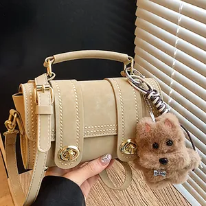 Retro Boston Bag in Khaki aus mattem Leder mit Nieten und plüschigem Hundeanhänger