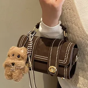 Vintage dunkelbraune Boston Tasche mit Goldnieten und süßem Hundeanhänger für Damen