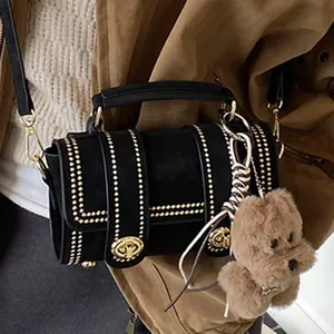 Retro Boston Bag in Schwarz mit Goldnieten, Klappschloss und Plüschhund für Damen