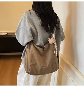 Grand sac cabas kaki foncé avec breloque ours en peluche et ruban à carreaux