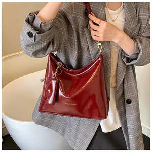 Detailansicht der burgunderroten Lackleder-Tote-Bag mit passender kleiner Tasche