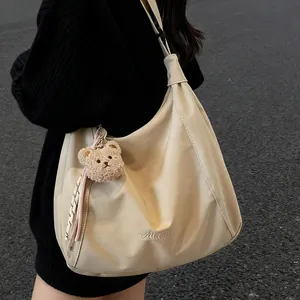 Grand Sac Cabas en Toile Décontracté pour Femmes Minimaliste Hobo Sac Bandoulière Avec Pendentif Ours en Peluche Quotidien Voyage