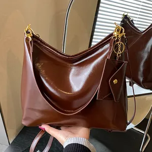 Retro tiefbraune große Leder-Tragetasche mit glänzendem Finish und kleinem Umschlagbeutel