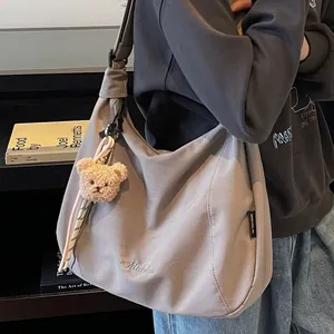 Grand sac fourre-tout gris en toile avec charm d'ours pour le mode décontracté