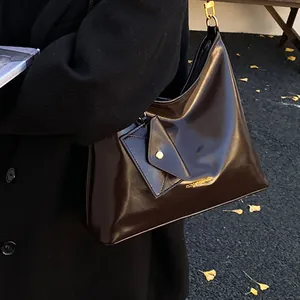 Große Vintage-Tragetasche aus braunem Leder für Damen mit abnehmbarem Beutel im Winterdesign
