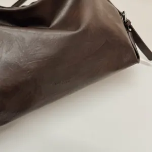 Détail du sac cabas en similicuir marron foncé avec logo ZSXE & BAGS FASHION embossé