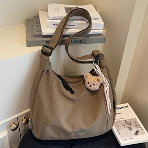 Sac fourre-tout marron en nylon avec charm d'ours et foulard pour le transport quotidien