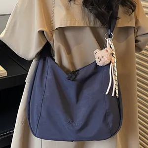 Grand sac fourre-tout bleu marine en nylon avec bandoulière et charm ours en peluche