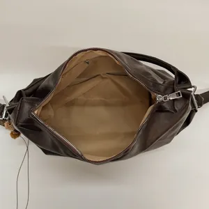 Vue intérieure du sac cabas en cuir marron foncé avec doublure beige et fermeture éclair