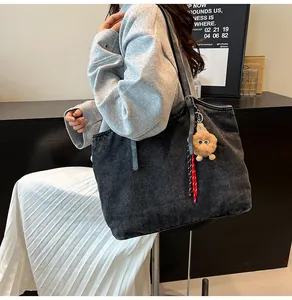 Λεπτομερής πλαϊνή όψη μεγάλης τσάντας denim με λούτρινο λιοντάρι πάνω στο μοντέλο