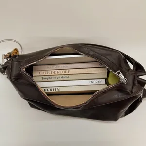 Vue de dessus de l'intérieur spacieux du sac cabas marron avec fermeture éclair et détail léopard