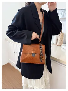 Detailansicht der braunen Vintage-Umhängetasche aus geöltem Leder mit Quastenanhänger