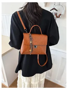 Detailansicht des braunen Vintage-Rucksacks aus Ölleder mit schwarzem Drehverschluss