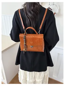 Rückansicht eines Models mit dem braunen Vintage Lederrucksack und Metallverschluss