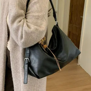 Sac hobo en cuir noir en forme de lune avec détail de breloque en forme de boule