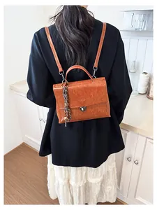 Rückansicht des Models mit braunem Vintage-Rucksack aus Ölwachsleder und Metalldrehverschluss