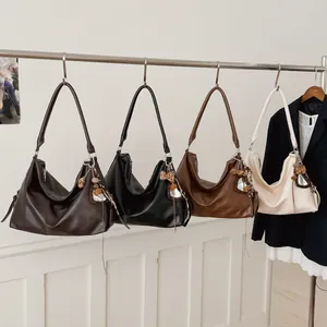 Grands sacs cabas minimalistes en quatre couleurs avec pendentifs cœur et cuir souple