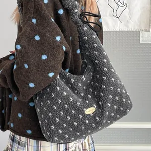 Winter-Plüschtasche mit weißen Punkten und geflochtenem Schultergurt-Design