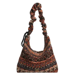 Plüsch-Schultertasche mit Ethno-Strickmuster, Cloud-Griff und handgefertigtem Metallemblem
