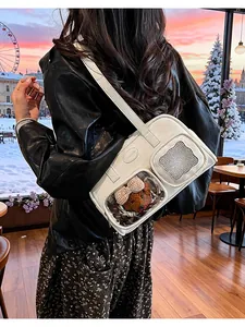 Détail du sac oreiller blanc brillant style ita bag avec fenêtre et peluche d'ours