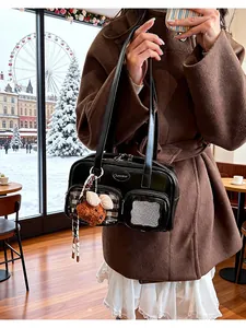 Détails du sac à épaule en cuir PU noir avec poches zippées et breloque ours en peluche